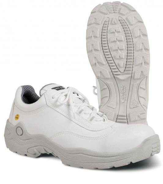 Das Bild zeigt einen weißen Schuh mit flacher Sohle. Der Schuh hat eine runde Form, Schnürsenkel und eine strukturierte, rutschfeste Unterseite. Er wirkt sportlich und leicht.