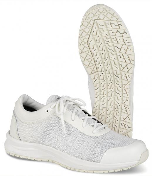 Auf dem Bild ist ein sportlicher, weißer Schuh zu sehen. Der Schuh hat ein atmungsaktives Obermaterial aus Mesh und eine hellgraue Gummisohle mit einem rutschfesten Profil.