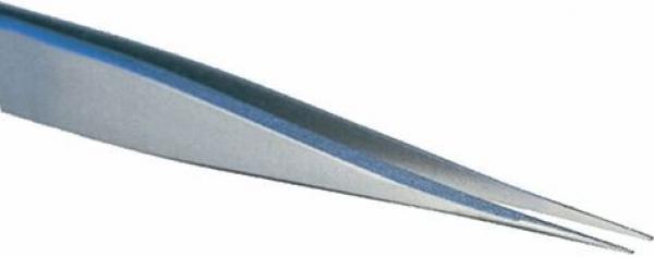 Das Bild zeigt eine flache, elegante Pinzette aus glänzendem Metall. Sie hat zwei schmale, zusammenlaufende Spitzen und eine leicht gebogene Form. Die Oberfläche ist glatt und reflektiert Licht.