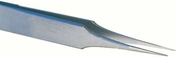 Das Bild zeigt eine spitze, metallische Pinzette. Sie hat zwei lange, schmale Enden, die sich oben in einer feinen Spitze verjüngen. Die Oberfläche wirkt glatt und glänzend.