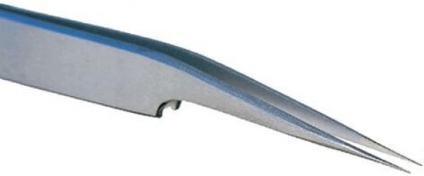 Das Bild zeigt eine spitze, metallische Pinzette. Sie hat eine schlanke Form und eine geschwungene Kante, die nach oben verläuft. Die Oberfläche glänzt und ist aus Edelstahl.