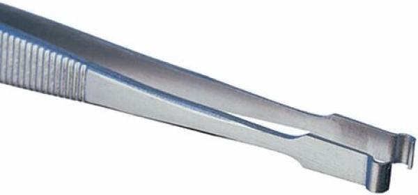 Das Bild zeigt eine silberne Pinzette aus Metall mit flachen, spitz zulaufenden Enden. Die Griffflächen sind geriffelt für besseren Halt. Sie ist schmal und leicht gebogen.