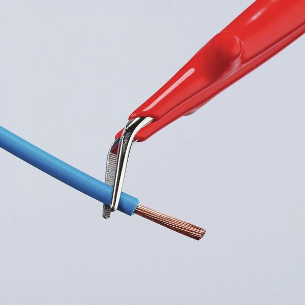 Das Bild zeigt eine rote Zange, die in der Nähe eines blauen, isolierten Drahtes positioniert ist. Der Draht ist teilweise freigelegt und zeigt kupferne Drähte innen.