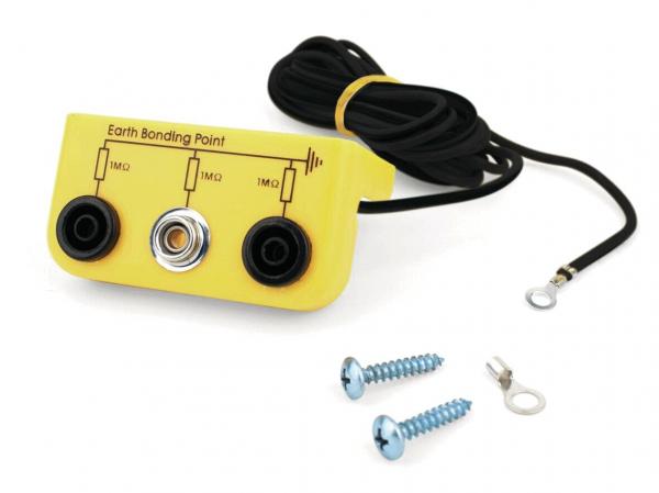 The image shows a yellow grounding connector with two sockets, a central connection, and a cable. Next to it are two screws and a ring terminal.