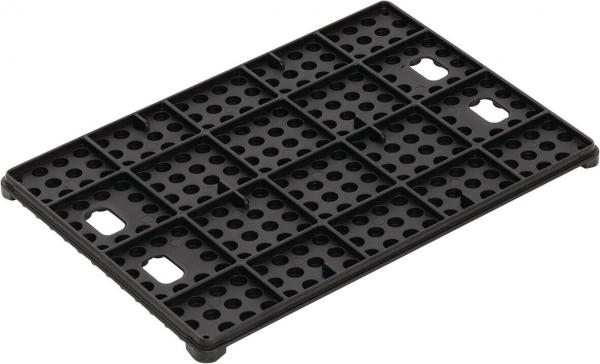 Das Bild zeigt eine schwarze Kunststoffplatte mit vielen kleinen Löchern und rechteckigen Erhebungen. Die Platte ist rechteckig und hat ein strukturiertes Design zur Stabilisierung.