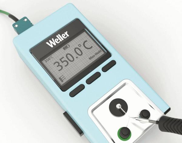 Das Bild zeigt ein digitales Thermometer von Weller. Es hat ein blaues Gehäuse mit einem großen, digitalen Display, das 350 °C anzeigt. An der Seite befindet sich ein Anschluss.