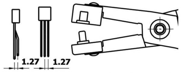 The image displays technical drawings of electrical connections. On the left, two plugs with a square shape and multiple pins. On the right, a pair of pliers for connection, with measurements.