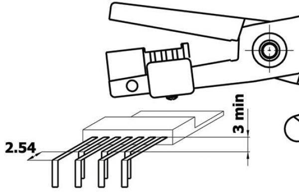 Das Bild zeigt eine technische Zeichnung einer Zange, die eine Verbindung zu einem Bauteil herstellt. Dimensionen sind angegeben: 2,54 cm und 3 Minuten. Der Fokus liegt auf den Kontakten des Bauteils.