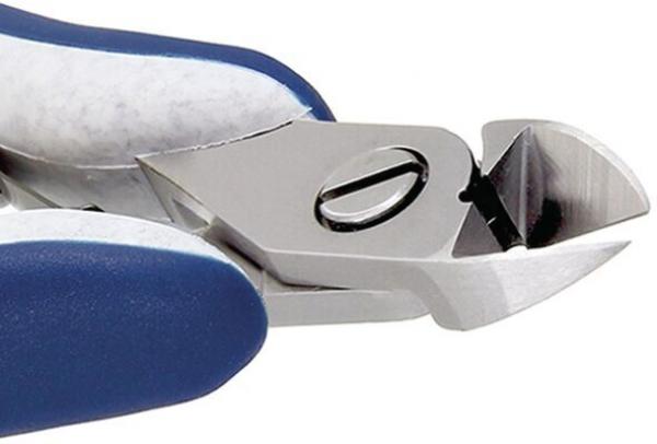 Das Bild zeigt eine Zange mit metallischen Schneiden und blauen, ergonomisch geformten Griffen. Die Schneiden sind scharf und leicht gebogen, ideal zum Schneiden.