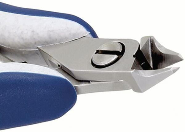 Das Bild zeigt eine Nagelschneidezange mit einem silbernen, scharfen Klingenbereich und blauen, ergonomischen Griffen. Die Klingen sind leicht geöffnet und scharf.