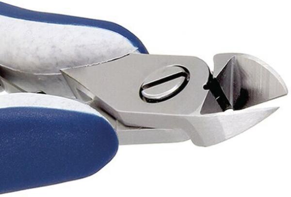 Das Bild zeigt eine Nagelschere. Die Klingen sind aus glänzendem Metall und leicht gebogen. Der Griff hat eine blaue, rutschfeste Oberfläche. Die Schere ist für präzises Schneiden konzipiert.