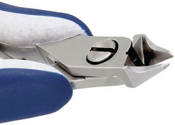 Das Bild zeigt eine Nagelzange mit einem metallischen Klingenbereich und blauen, gummierten Griffen. Die Klingen sind scharf und an einer Seite leicht gebogen.
