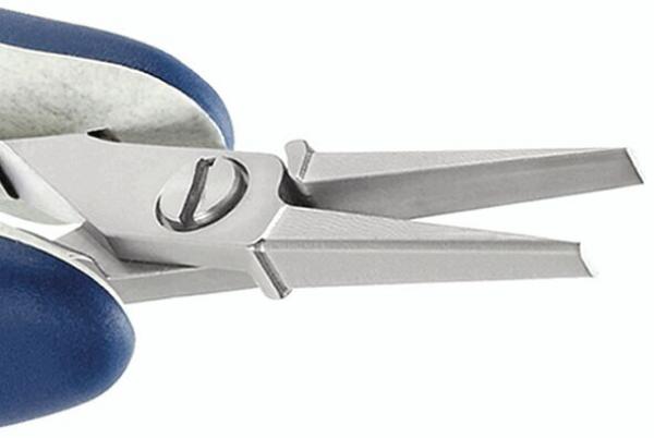 Das Bild zeigt eine Zange mit spitzen, schmalen Backen, deren Nadelspitzen gut geeignet sind, um präzise Arbeiten durchzuführen. Griff in Blau, metallischer Kopf.