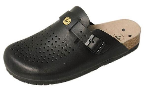 Der Schuh ist ein schwarzer Clog aus leichtem Material. Er hat ein Lochmuster, ist vorne offen und hat einen Riemen mit einer Schnalle für Halt. Die Sohle ist leicht erhoben.