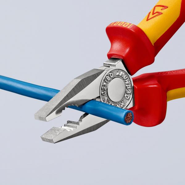 Das Bild zeigt eine Zange, die einen blauen Draht greift. Die Zange hat rote und gelbe Griffe und ist aus glänzendem Metall. Sie wird verwendet, um den Draht zu schneiden oder zu biegen.