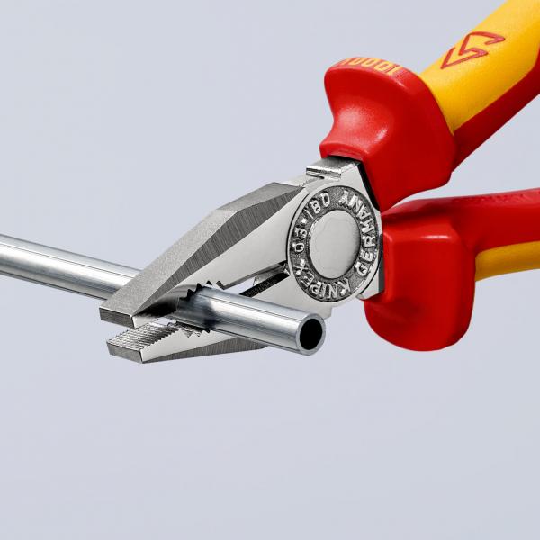 Das Bild zeigt eine Zange mit roten und gelben Griffen, die eine dünne Metallstange festhält. Die Zange hat eine silberne, metallische Oberfläche mit einer gezahnten Kante.