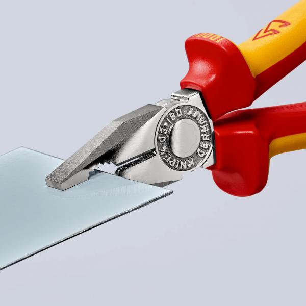 Das Bild zeigt eine Zange mit roten und gelben Griffen, die eine dünne Glasplatte festhält. Die Zange hat eine glänzende, metallische Oberfläche mit präzisen, gezackten Schneiden.