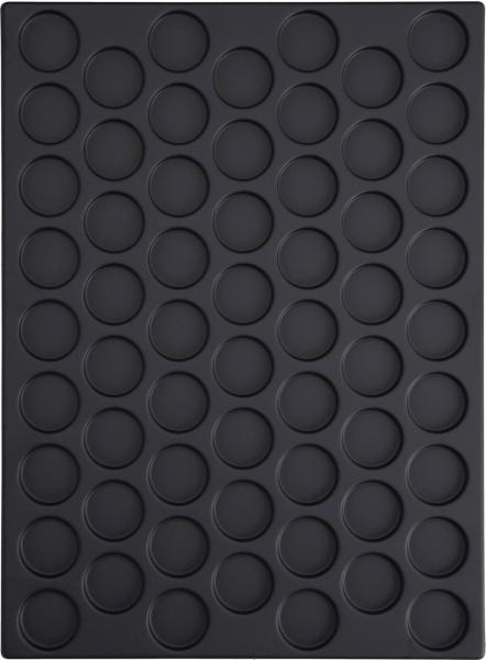 Das Bild zeigt ein schwarzes Backblech aus Silikon mit 42 runden Vertiefungen, die gleichmäßig in einem Raster angeordnet sind. Ideal zum Backen von Muffins oder Snacks.