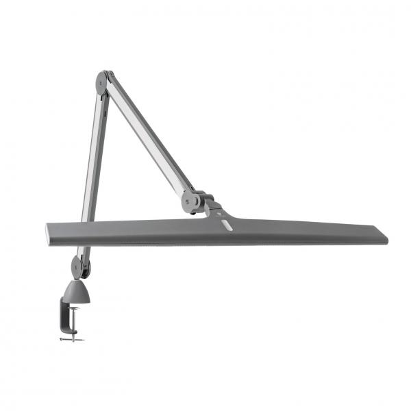 Die Abbildung zeigt eine moderne Schreibtischlampe mit einem länglichen, flachen Lampenschirm und flexiblen Armen. Sie ist in Grau gehalten und hat eine Klemme zum Befestigen an einem Tisch.