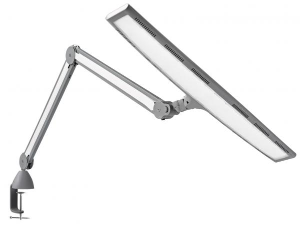 Das Bild zeigt eine moderne Tischlampe mit einem langen, flexiblen Arm und einem rechteckigen, flachen Lampenschirm. Die Lampe ist aus Metall und hat eine robuste Befestigung.