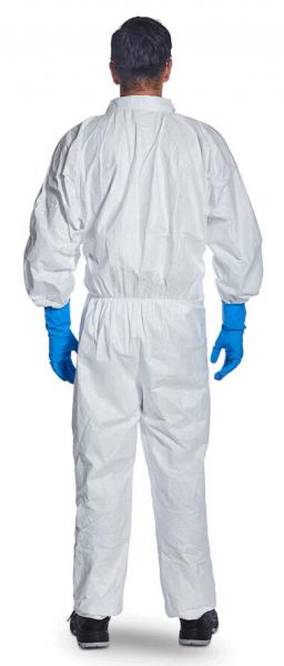 Das Bild zeigt eine Person von hinten, die einen weißen Schutzanzug und blaue Gummihandschuhe trägt. Der Anzug ist locker geschnitten und die Person steht auf einem neutralen Hintergrund.