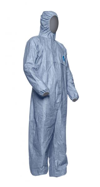 Das Bild zeigt einen blauen Einwegschutzanzug aus leichtem Material mit Kapuze. Der Anzug hat einen Reißverschluss und ist für den Schutz in kontaminierten Bereichen gedacht.
