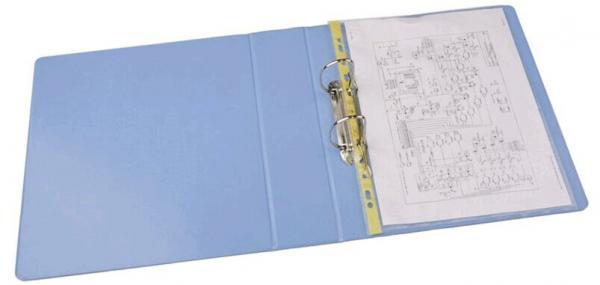 Das Bild zeigt einen blauen Ordner, der geöffnet ist. In seinem Inneren befindet sich ein Blatt Papier mit technischen Zeichnungen oder Notizen. Der Ordner hat einen Riegel und zwei Ringe zum Halten der Blätter.
