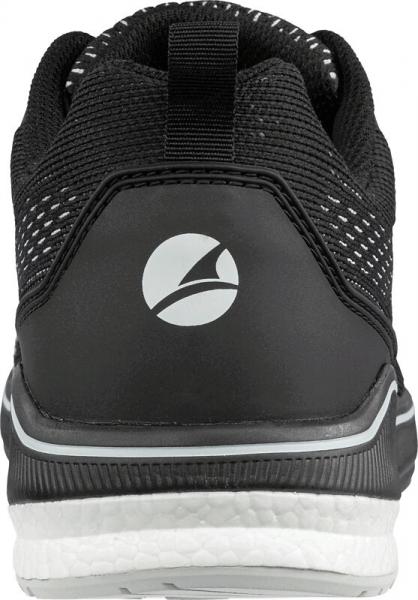 Das Bild zeigt die Rückansicht eines schwarzen Sportschuhs mit einem grauen Logo. Der Schuh hat eine strukturierte Oberfläche und eine weiße Sohle. Oben ist eine kleine Schlaufe.