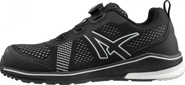 Der Schuh ist schwarz mit atmungsaktiven Einsätzen, einer sportlichen Silhouette und einer weißen Sohle. Er hat ein modernes Schnellschnürsystem und reflektierende Details.
