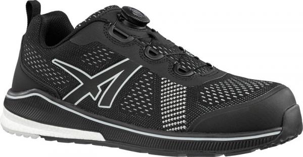 Ein schwarzer Sportschuh mit atmungsaktivem Netzmaterial und reflektierenden Details. Er hat eine kunststoffene Zehenkappe und eine moderne Schnürung mit einem Drehverschluss.