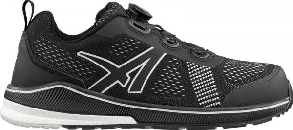 Der Schuh ist ein sportlicher Sneaker in Schwarz mit atmungsaktivem Mesh-Obermaterial. Er hat eine helle, strukturiert aussehende Sohle und ein schnellschnürendes System.