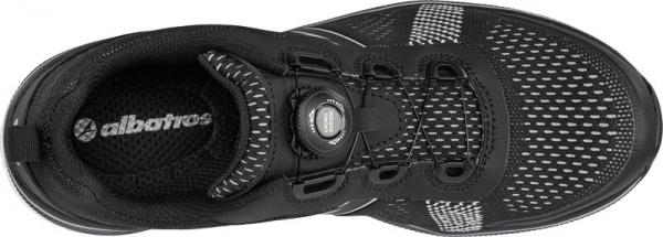 Das Bild zeigt einen schwarzen Sportschuh aus atmungsaktivem Material. Die Schnürung erfolgt über einen speziellen Verschluss. Das Innenfutter ist ebenfalls dunkel, mit einem weißen Logo.
