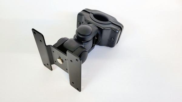 Das Bild zeigt eine schwarze Halterung mit einem kugeligen Gelenk, das die flexible Ausrichtung ermöglicht. Die Montageplatte ist rechteckig mit mehreren Schraublöchern.