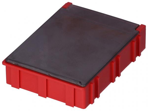 Das Bild zeigt eine rechteckige, rote Box mit einer glatten, dunklen Oberseite. Sie hat einen stabilen, strukturierten Rand und dürfte für die Aufbewahrung von Gegenständen gedacht sein.