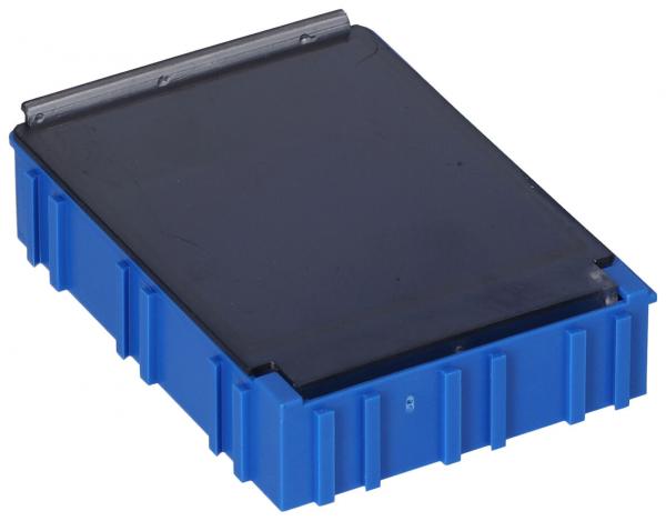 Das Bild zeigt einen blauen Behälter mit einer glatten, dunklen Oberseite. Der Behälter hat vertikale Rillen an den Seiten und eine flache Form, die einem kleinen Kasten ähnelt.