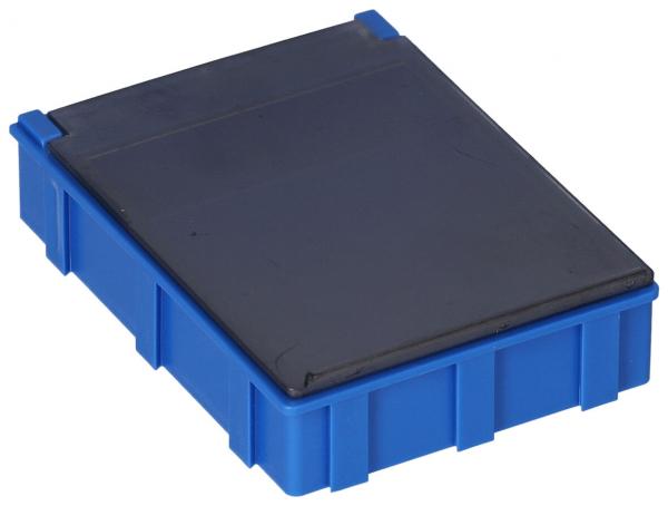 Das Bild zeigt eine rechteckige Box, die aus blauem Kunststoff besteht. Die Oberseite ist schwarz und glatt, während die Seiten eine strukturierte, runde Form haben.