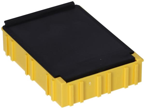 Das Bild zeigt eine rechteckige, gelbe Box mit strukturierten Seiten und einem schwarzen Deckel. Die Kanten sind leicht erhöht, was der Box Stabilität verleiht.