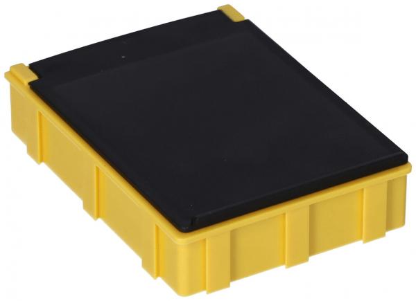 Das Bild zeigt eine rechteckige Box aus gelbem Kunststoff mit einem flachen, schwarzen Deckel. Die Box hat vertikale Rillen an den Seiten und scheint stabil und robust.