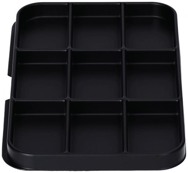 Das Bild zeigt ein schwarzes Tablett mit neun gleich großen Fächern. Die Fächer sind quadratisch angeordnet und das Tablett hat abgerundete Ecken und zwei seitliche Griffe.