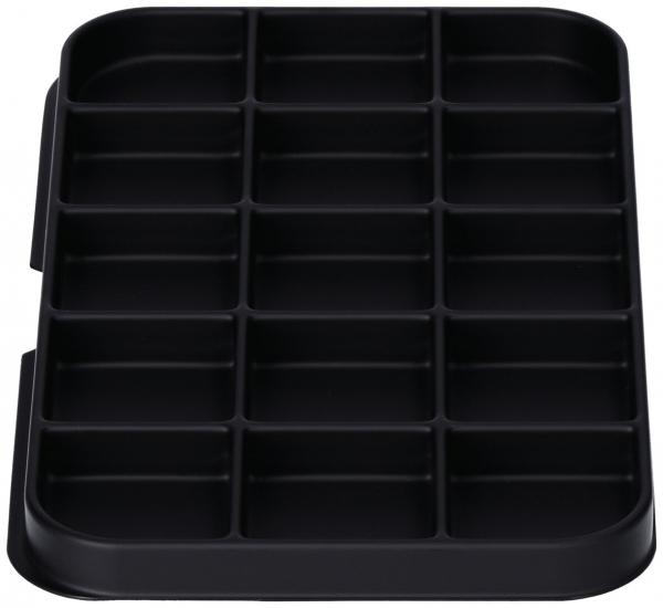 Das Bild zeigt ein schwarzes Tablett mit mehreren rechteckigen Fächern. Es hat 16 vertikale und horizontale Unterteilungen, die kleine Bereiche für die Aufbewahrung bieten.
