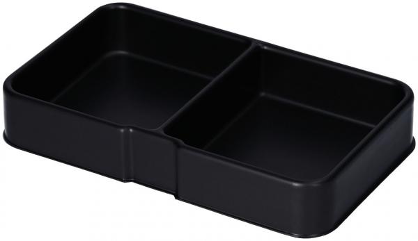 Das Bild zeigt eine schwarze, rechteckige Box mit zwei Fächern. Sie hat gerade Kanten und eine glatte Oberfläche, ideal für die Aufbewahrung von Lebensmitteln oder Snacks.