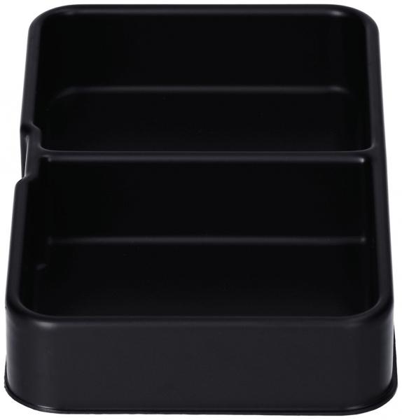 Das Bild zeigt eine schwarze, rechteckige Lunchbox mit zwei getrennten Fächern. Sie hat eine glatte Oberfläche und eine abgerundete Form. Ideal für die Aufteilung von Speisen.