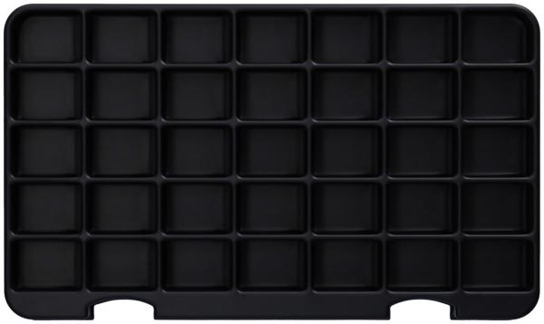Das Bild zeigt eine schwarze, rechteckige Ablage mit 36 kleinen, quadratischen Fächern. Die Fächer sind gleichmäßig angeordnet und leicht erhöht. Der Hintergrund ist einheitlich schwarz.