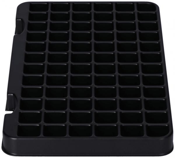 Das Bild zeigt ein rechteckiges, schwarzes Tablett mit vielen kleinen, quadratischen Vertiefungen. Es gibt 84 Fächer, die gleichmäßig angeordnet sind. Einige Ecken sind abgerundet.