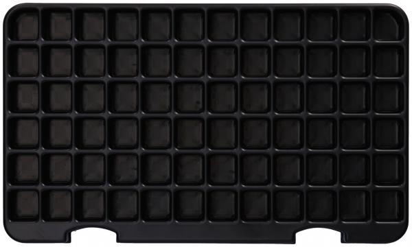 Das Bild zeigt eine rechteckige, schwarze Platte mit zahlreichen kleinen, quadratischen Vertiefungen angeordnet in einem Raster. Es gibt insgesamt 48 Fächer.