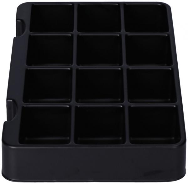 Das Bild zeigt ein schwarzes Organizer-Tablett mit 12 rechteckigen Fächern, das flach ist und an den Seiten kleine Griffmulden hat. Ideal zur Aufbewahrung kleiner Gegenstände.