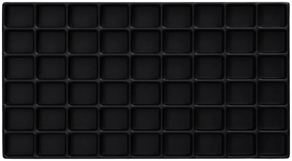 Das Bild zeigt ein rechteckiges, schwarzes Tablett mit 64 kleinen quadratischen Fächern. Die Fächer sind gleichmäßig angeordnet und haben alle die gleiche Größe.