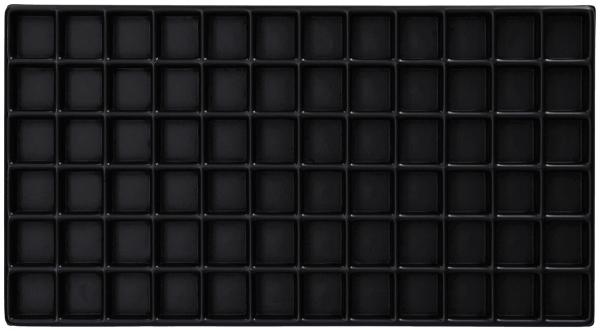 Das Bild zeigt eine rechteckige, schwarze Kunststoffablage mit 64 kleinen, quadratischen Fächern, die in einem 8x8-Raster angeordnet sind.