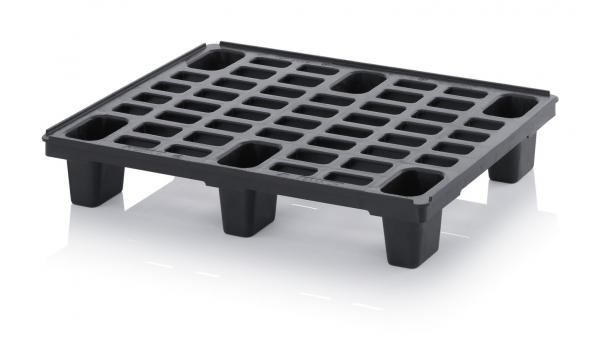 Das Bild zeigt eine schwarze Kunststoffpalette mit einem flachen, rechteckigen Design. Sie hat viele quadratische und rechteckige Vertiefungen zur Stabilität und zur einfachen Handhabung.