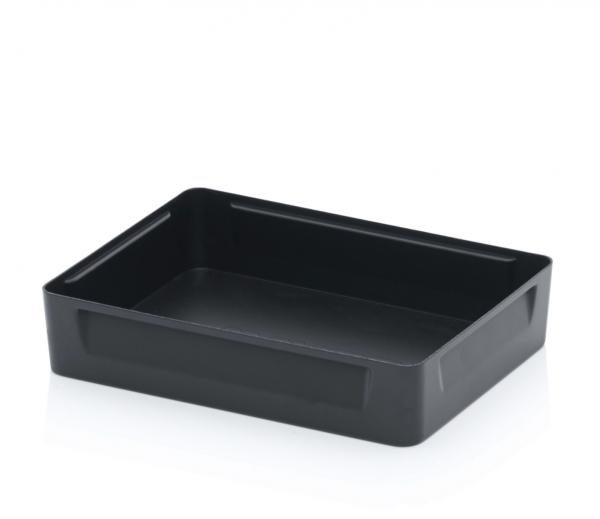 Das Bild zeigt eine flache, rechteckige Schale aus schwarzem Kunststoff. Sie hat leicht abgerundete Ecken und ist an den Seiten etwas erhöht. Die Innenfläche ist glatt und bietet Stauraum.